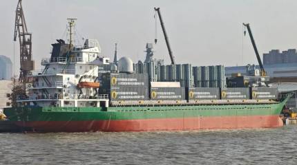 Это просто мирный трубовоз!