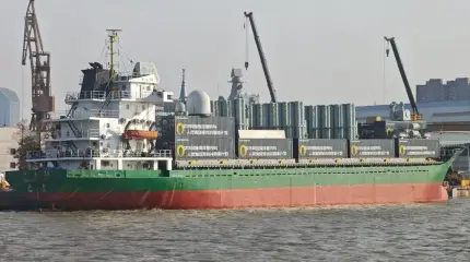 Это просто мирный трубовоз!