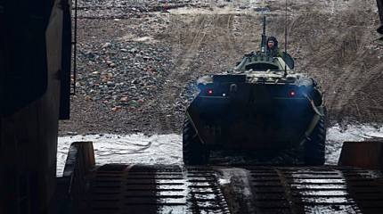 Морская пехота Северного флота отработала высадку десанта на необорудованное побережье
