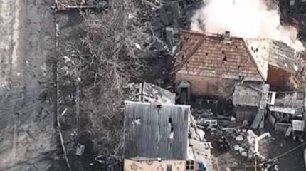 Украинская армия бежит из Артёмовска по дворам, ломая на своем пути военной техникой дома местных жителей