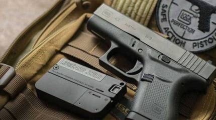 Пистолет-телефон и пистолет в виде пластиковой карты