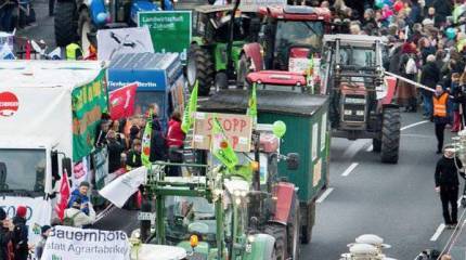 Массовые акции протеста в Берлине против создания зоны свободной торговли между ЕС и США