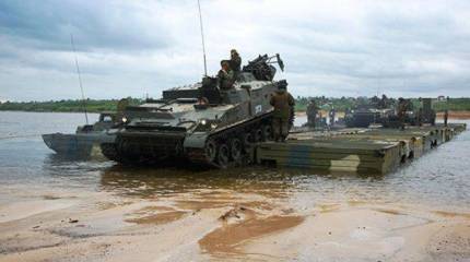 Китайские и белорусские понтонеры переправили технику через Оку