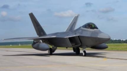 Против Ирана или Саудовской Аравии: для чего США перебрасывали F-22 в Катар