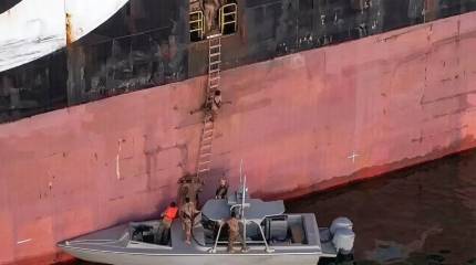 Показаны кадры высадки десанта КСИР на контейнеровоз в Ормузском проливе