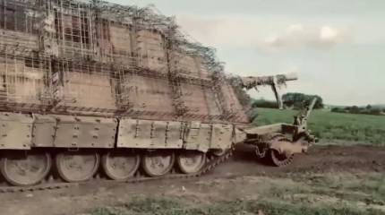 Очередной «Царь-мангал»: На линии фронта появился ещё один защищенный от атак дронов российский танк