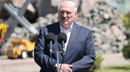 Польская пресса назвала Лукашенко политической версией игрушки «ванька-встанька»: «Благодаря армии и милиции он пережил трудные дни»