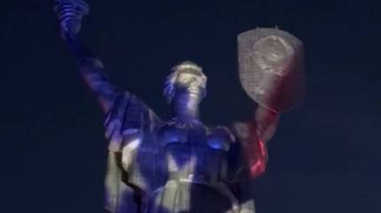 Вместо успехов на фронте режим Зеленского «подарил» США в день независимости подсветку «Родины-матери» в цветах американского флага