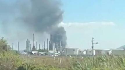 Появились кадры пожара на предприятии в израильской Хайфе, вероятно после удара ХАМАС
