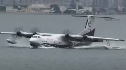Китайский самолёт-амфибия AG600 впервые взлетел с поверхности моря
