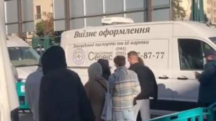 Появились кадры очередей украинцев на оформление документов за границей после публикации законопроекта о мобилизации
