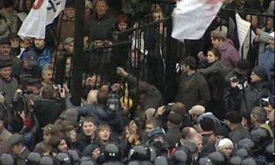 Митингующие в Киеве вновь пытались штурмовать Раду