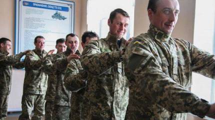Американские СМИ о психологической помощи украинским солдатам: "волонтёры их учат не пить"