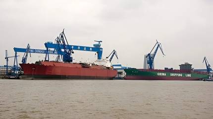 Китай строит для ВМС первый в мире корабль-носитель больших подводных дронов