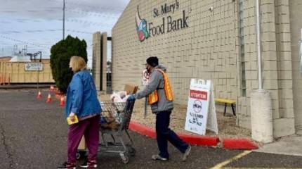 СМИ США: Всё больше американцев встают в очереди за бесплатной едой