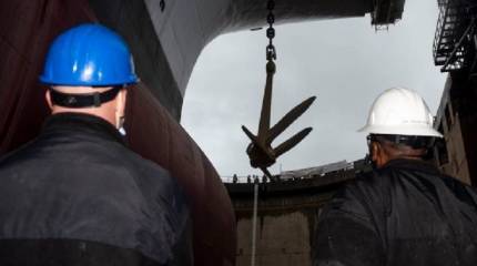 На авианосец «Джордж Буш» 8 дней устанавливали 27-тонный якорь