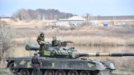 На фоне переброски танков и САУ на Донбасс генерал ВСУ заявил о «готовности Украины к военной эскалации»