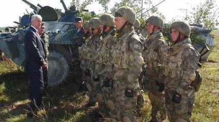 Украинский солдат будущего носит удобный костюм, шлем и супер-очки