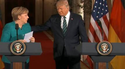 На съезде республиканцев в США: Президент Трамп заманил канцлера Германии Меркель в ловушку