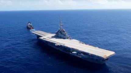 Списанный бразильский авианосец São Paulo дрейфует в открытом море
