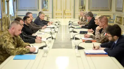 Zelenskyy pide a los franceses sistemas de defensa aérea y aviones de combate, prometiendo seguir defendiendo Europa.