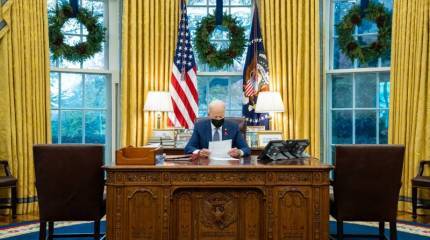 В прессе Франции: Новый кризис в отношениях с Россией из-за бывшей советской Украины может стать суровым испытанием для 78-летнего президента США