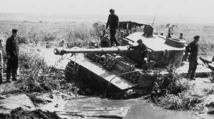 Ох, и тяжелая это работа - из болота тащить подбитый «Тигр»