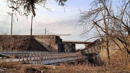 ВСУ подорвали железнодорожный мост в северной части Артёмовска, стремясь замедлить наступление российских войск