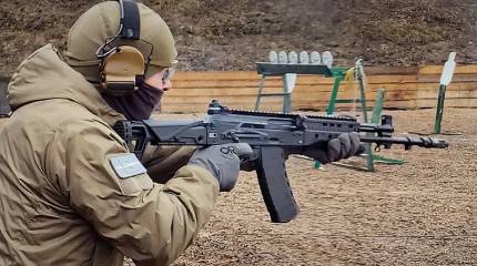 Концерн «Калашников» поставил в войска новую партию автоматов АК-12 в обычной окраске для пехотных подразделений