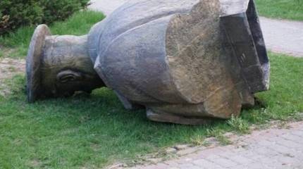 В Харькове националисты демонтировали памятник маршалу Жукову