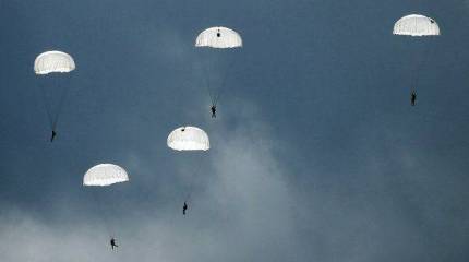 Российские десантники приступили к строительству лагеря на дрейфующей льдине в Арктике