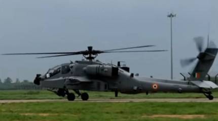 Вертолёт AH-64E Apache ВВС Индии совершил экстренную посадку на сельхозугодья
