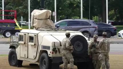 Фотографируются с туристами и едят мороженое: Трамп развернул войска в самых безопасных местах Вашингтона