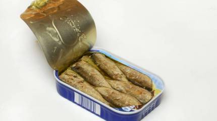 Буквально душат друг друга: в Латвии идёт «шпротная» война