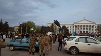 Ещё ближе к Европе... В Краматорске снесли памятник Ленину и водрузили чёрно-красный флаг