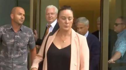 Основатель Wikileaks Джулиан Ассанж  вылетел в столицу Австралии после освобождения