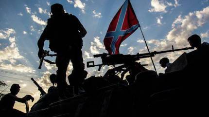 Ополченцы продолжают обстреливать колонну украинских силовиков на юге Донецкой области