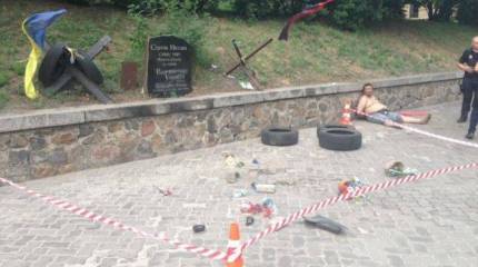 В психдиспансер отправлен порвавший флаги на мемориале "герою небесной сотни" в Киеве