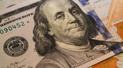 С «крахом доллара» снова придётся подождать: рубль падает на фоне роста цен на нефть