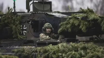 Берлин очень хочет снова увидеть над рейхстагом Красное знамя Победы