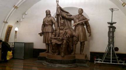 Пассажиры метро задержали хулиганов, натянувших балаклавы на памятник белорусским партизанам