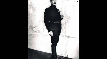 "Что же теперь нам, военным, осталось, как не женщины, выпить, хорошо поесть и воевать..."