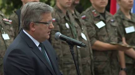 Экс-глава Польши - властям Украины: Не стоит делить шкуру медведя, который жив и резвится в лесу