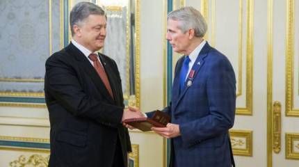 За борьбу против России. Порошенко наградил американского сенатора орденом