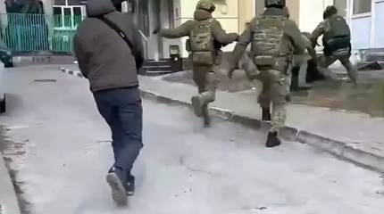 ФСБ РФ опубликовала кадры задержания мужчины, готовившего теракт в отношении военнослужащих ВС РФ в Белгородской области