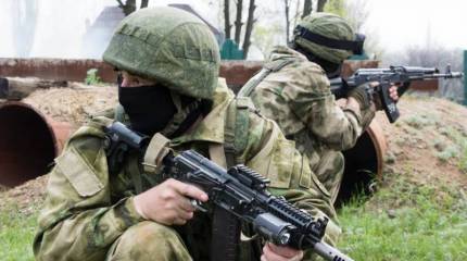 Опубликованы кадры очереди добровольцев возле военкомата в Луганске