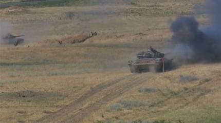 «Пехота впереди танков»: странную тактику армянских войск обсуждают в сети