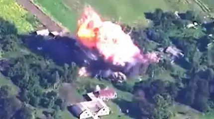 На видео показали, как  взрыв авиабомбы превратил в развалины склад ВСУ