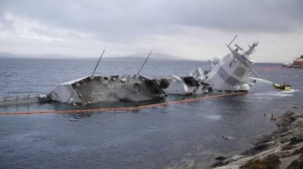 Норвежский фрегат F 313 Helge Ingstad подняли с помощью плавкранов