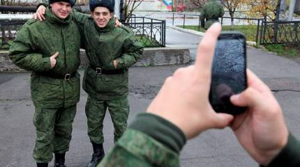 Путин подписал закон о запрете военным пользоваться гаджетами на службе